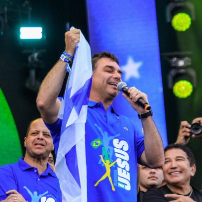 Flávio pede orações por Bolsonaro durante Marcha para Jesus em São Paulo