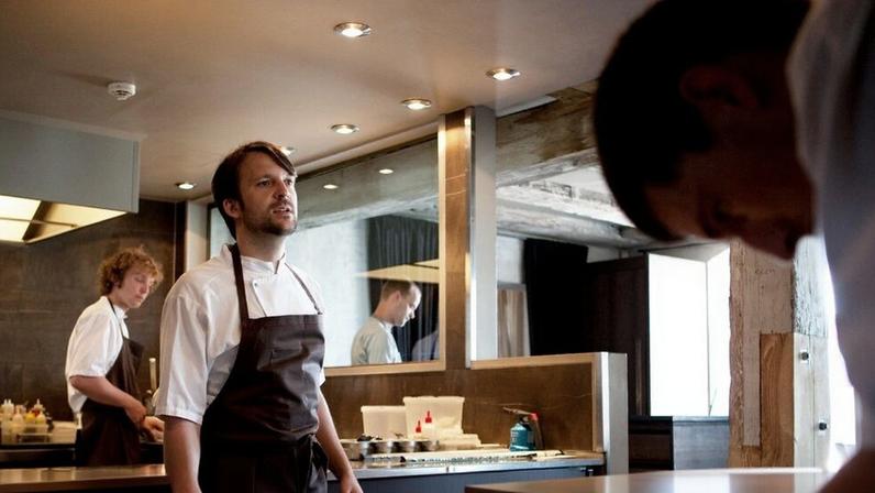 Chef René Redzepi, second from left, works in the kitchen at Noma in Copenhagen, Denmark, June 21, 2010. Noma, the acclaimed restaurant founded by Redzepi and marred by allegations of kitchen abuse, will reopen in Copenhagen on August 5, 2026. (Erik Refner/The New York Times). Foto: Erik Refner/The New York Times