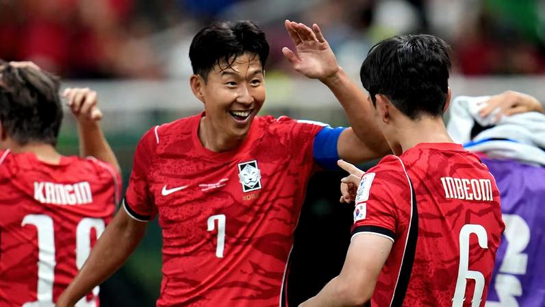 Son Heung-min parabeniza seu companheiro Hwang In-beom depois que ele marcou o primeiro gol da Coreia do Sul na partida contra a República Tcheca pelo Grupo A da Copa do Mundo.