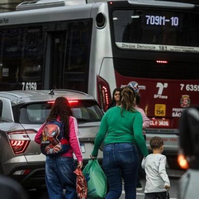 Faltam semáforos para pedestres em SP; estudo aponta pontos cegos na cidade