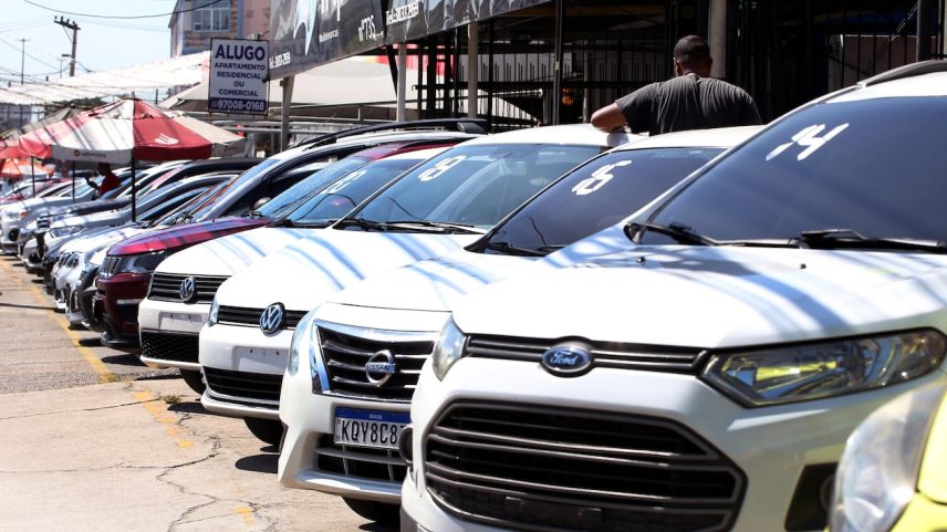 WJECO9 - RJ - 17/03/2022 - CARROS / AUMENTO DE PREÇO / NOVOS / USADOS / RIO - ESPECIAL PARA ECONOMIA OE - Funcionario da Loja de automóveis Tan Mariclar Veículos, limpa os carros da loja nesta quinta-feira, 17, no bairro de Vila Valqueire, zona oeste do Rio. Foto: WILTON JUNIOR / ESTADAO