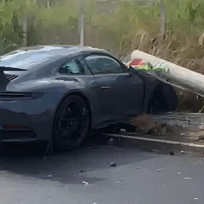 Motorista fica ferido ao perder controle de carro de luxo no anel rodoviário e colidir com poste
