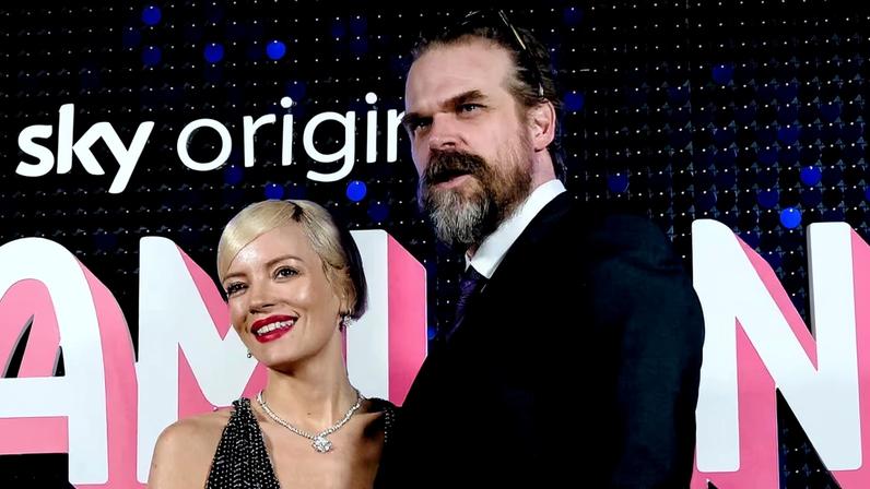 David Harbour comenta álbum de Lily Allen inspirado em divórcio