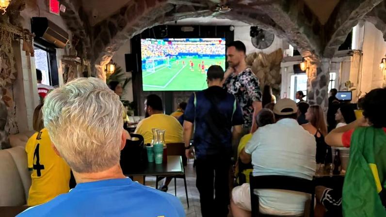 Torcedores do Brasil se reúnem em Houston para acompanhar a estreia da seleção na Copa.