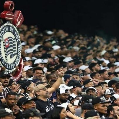 Torcida do Corinthians protesta contra convocação do Paraguai