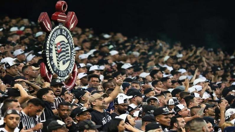 Torcida do Corinthians protesta contra convocação do Paraguai