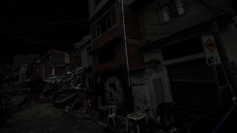 Explosão no bairro do Jaguaré foi provocada por uma obra da Sabesp. Várias casas foram destruídas, e outras continuam interditadas.