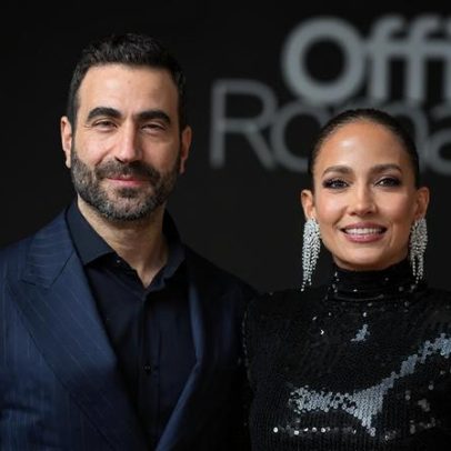 Jennifer Lopez e Brett Goldstein discutem romance em novo filme