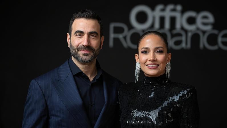 Brett Goldstein e Jennifer Lopez estrelam 'Paixão no Escritório', nova comédia romântica da Netflix