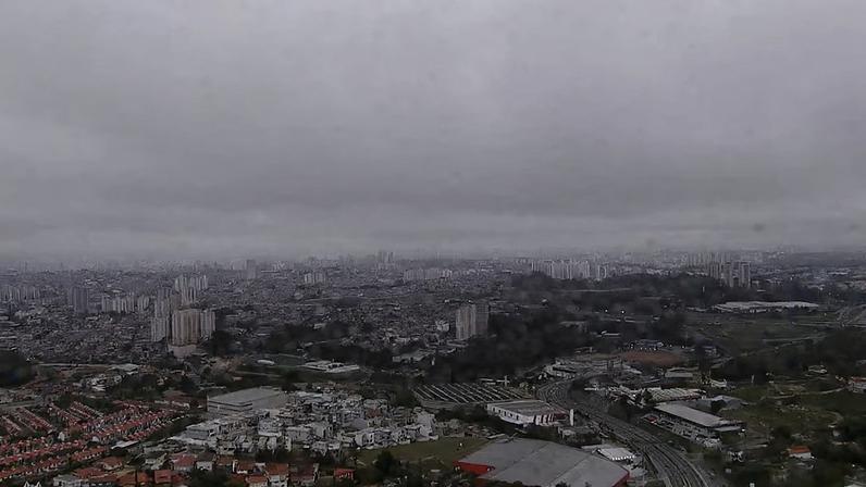 Uma grande nuvem de chuva cobre uma grande cidade