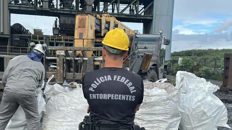 PF queima aproximadamente 2,5 t de drogas no Rio