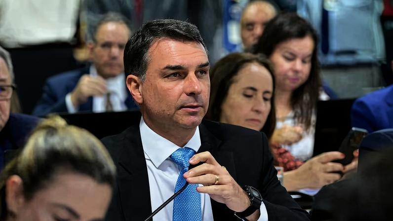 TSE suspende julgamento sobre pesquisa que apontou queda de Flávio Bolsonaro