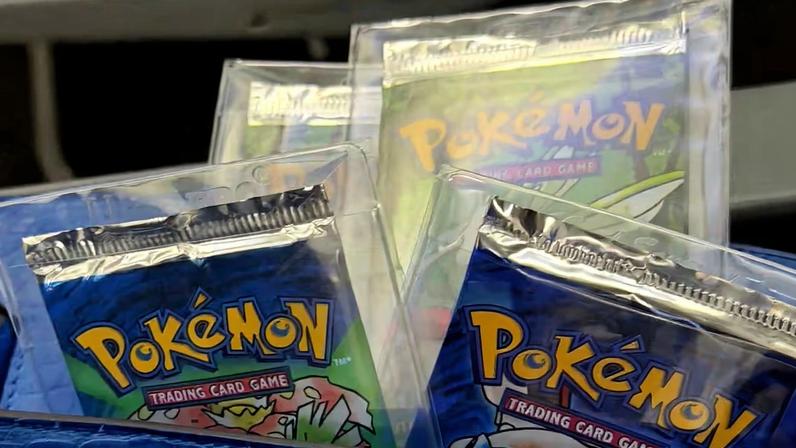 Os boosters exibem artes de Pokémon como Venusaur e Blastoise, personagens que fizeram parte das primeiras gerações do jogo de cartas