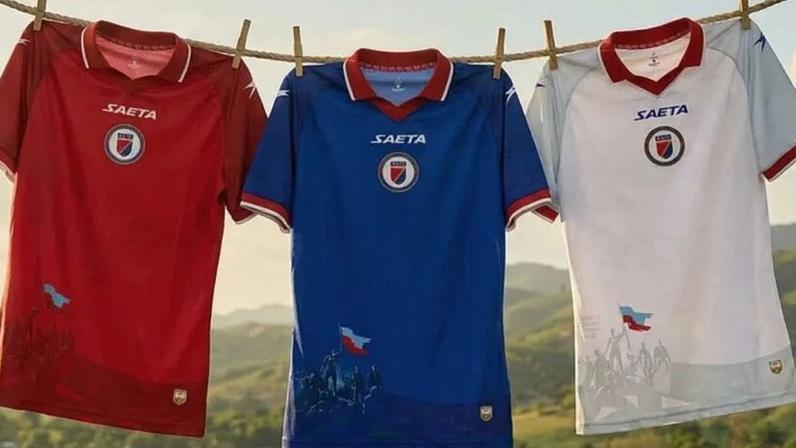Camisas que o Haiti vai usar na Copa do Mundo; da esquerda para a direita os uniformes do Haiti, 3, 1 e 2