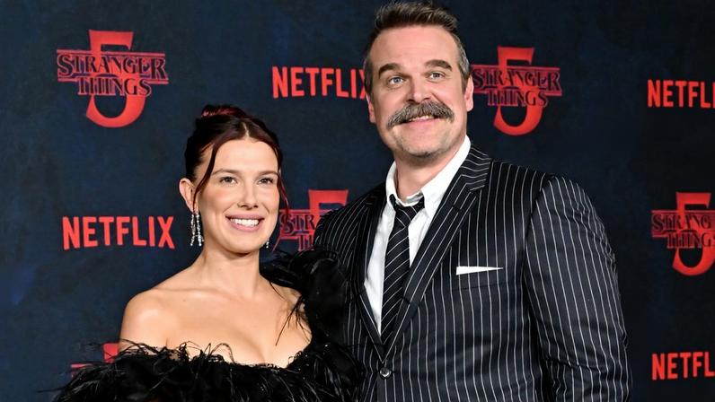David Harbour e Millie Bobby Brown atuam como pai e filha em série da Netflix