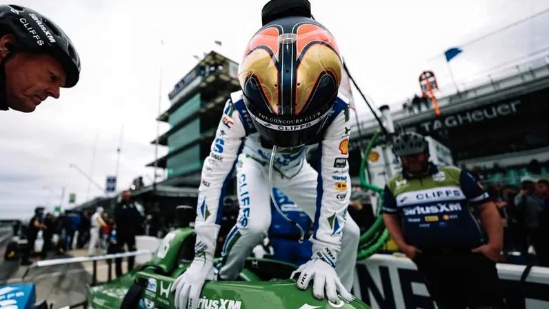 Helio Castroneves deixando o cockpit de seu Dallara Honda na Indy 500