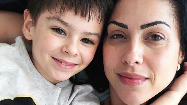 Henry Borel com a mãe, Monique Medeiros.