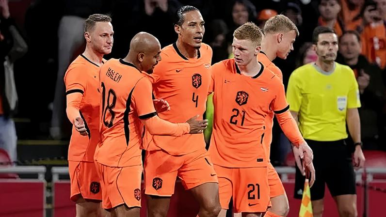 Jogadores da Holanda comemoram gol