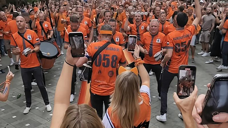 Torcida da Holanda faz a festa ao som de "Magalenha"