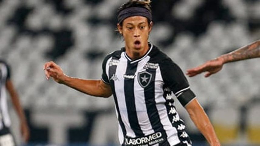 Honda domina a bola na partida entre Botafogo e Coritiba pelo Campeonato Brasileiro