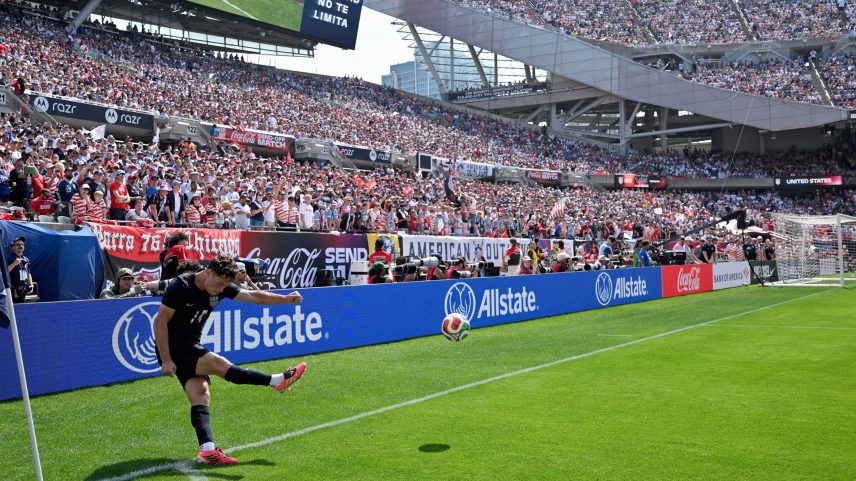 Como os jogadores de futebol dão efeito aos chutes no ar