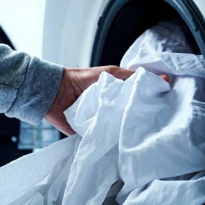 Como lavar e cuidar de roupas de cama de linho, segundo especialista