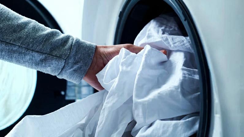 Como lavar e cuidar de roupas de cama de linho, segundo especialista