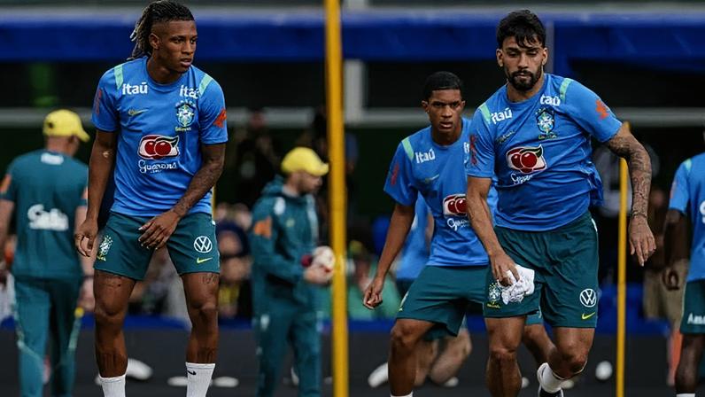 Danilo e Lucas Paquetá em treino da seleção brasileira; jogadores de Botaofogo e Flamengo desfalcam seus times