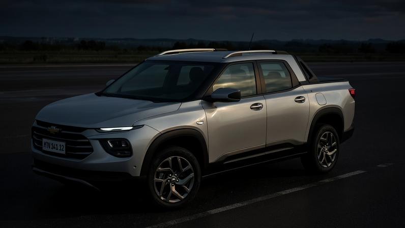 Chevrolet Montana prata na pista