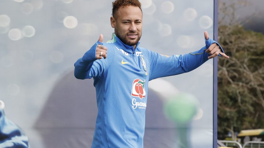 Neymar se recupera de lesão na panturrilha e desfalca a seleção