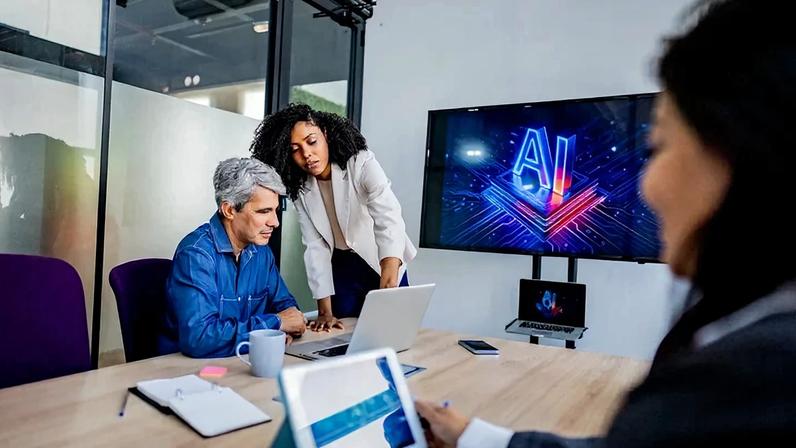 avanço da inteligência artificial criou novas funções nas empresas e ampliou a demanda por profissionais especializados (FG Trade/Getty Images)