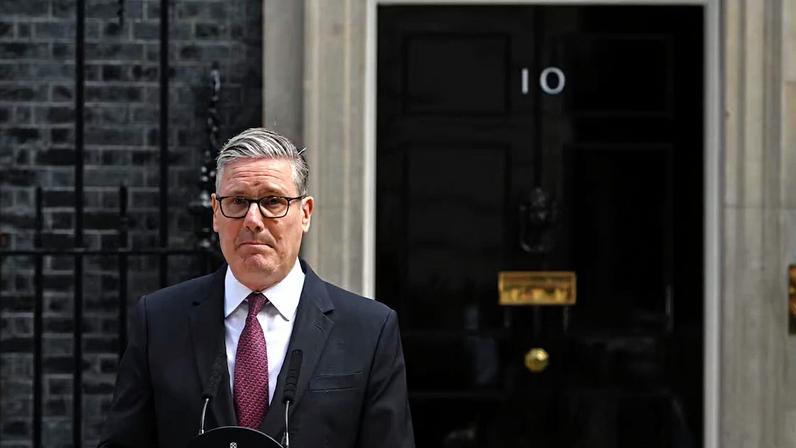 O primeiro-ministro do Reino Unido, Keir Starmer, anuncia a sua renúncia em Londres