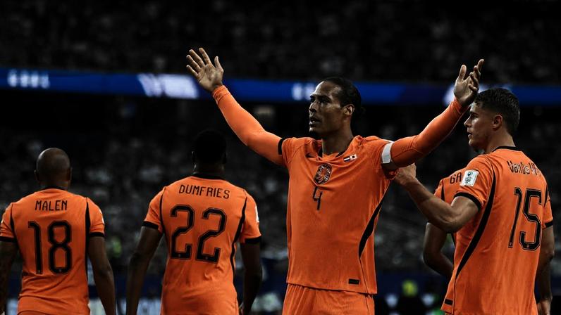 Van Dijk marcou em Holanda x Japão (Foto: Aric Becker / AFP)