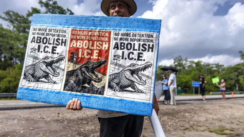 Manifestante protesta contra o ICE, Serviço de Imigração e Alfândega dos Estados Unidos. (Foto: EFE/EPA/CRISTOBAL HERRERA-ULASHKEVICH)