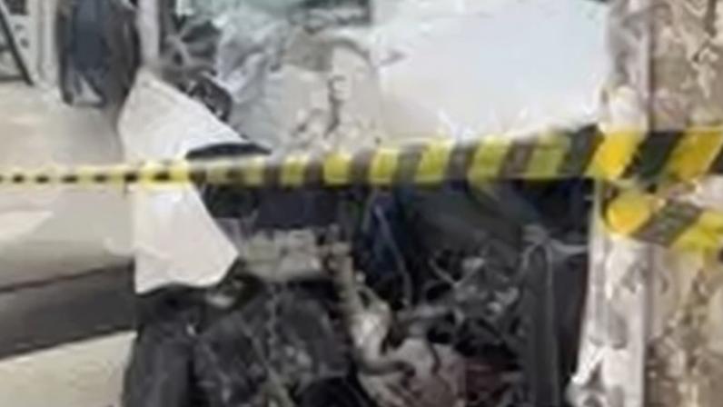 Imagens mostram a frente da ambulância completamente destruída após a colisão.