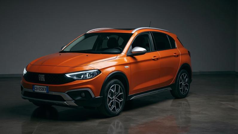 Fiat Tipo laranja estacionado