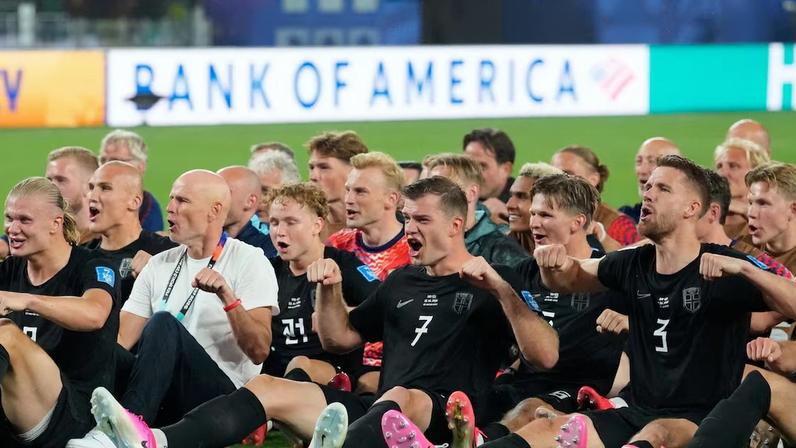 Jogadores da Noruega fazem a 'remada viking' junto com a torcida para celebrar vaga na segunda fase da Copa