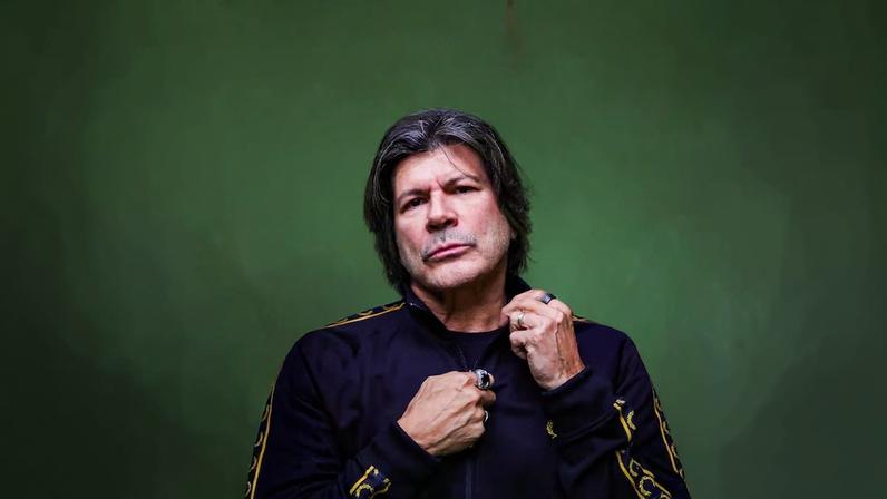 O cantor Paulo Ricardo, durante entrevista sobre os 40 anos da gravação e lançamento de 'Rádio Pirata Ao Vivo'