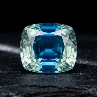 Silicato raro de 1902 exibe pleocroísmo azul-esverdeado e dureza 7,5