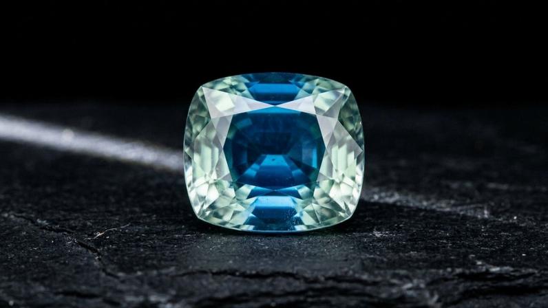 Gema azul-esverdeada raríssima encontrada em Madagascar avaliada em vinte mil dólares por quilate – Créditos: depositphotos.com / Galka3250