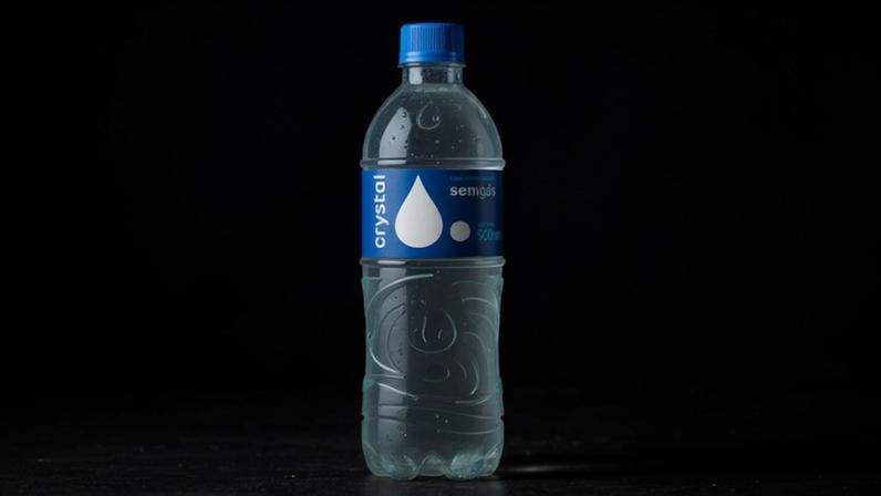 Água mineral sem gás da Crystal é alvo de ação da vigilância sanitária