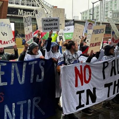 Protestos anti-Palantir na Grã-Bretanha contra acordo com o NHS