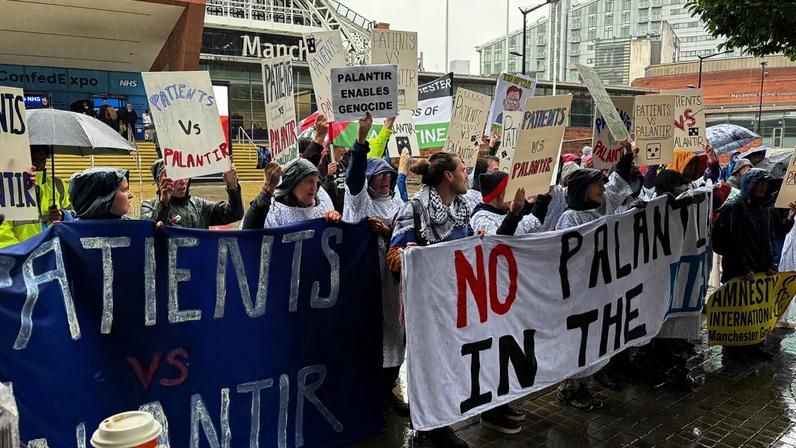 Protestos anti-Palantir na Grã-Bretanha contra acordo com o NHS