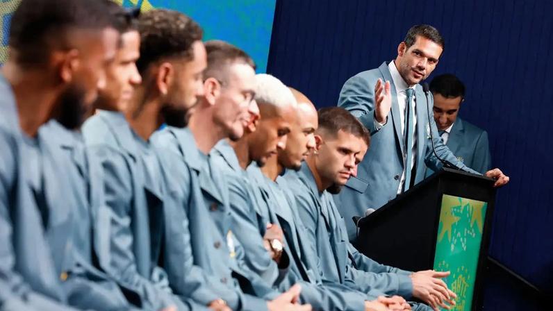Jogadores convocados da Seleção Brasileira para a Copa do Mundo 2026 e presidente da CBF, Samir Xaud (Rafel Ribeiro/CBF)
