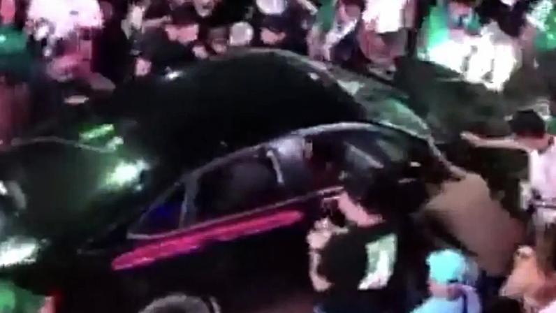 Motorista avança com o carro contra multidão que comemorava a vitória da seleção do México sobre a República Tcheca por 3 a 0 em um jogo da Copa do Mundo em 24 de junho, em Cabo San Lucas, no sul do estado mexicano da Baixa Califórnia.