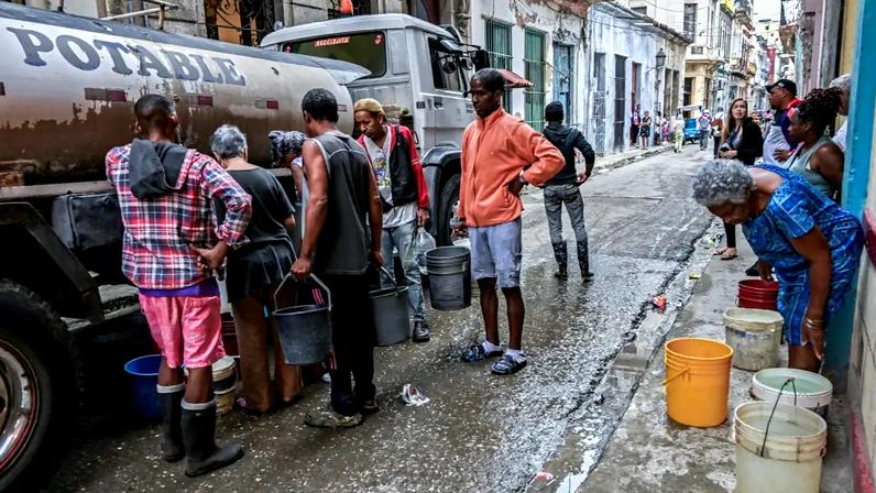 Moradores de Havana enfrentam filas para coletar água em meio à crise energética