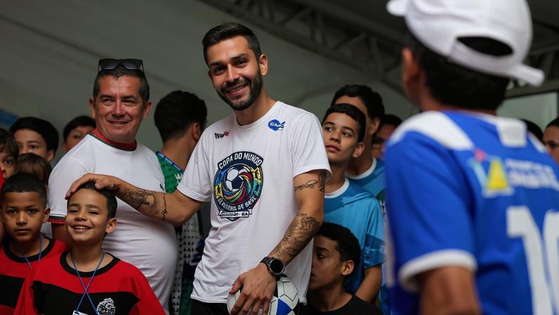 O volante Petros organizou a primeira edição da Copa do Mundo de Futebol de Base (Foto: Arquivo pessoal)