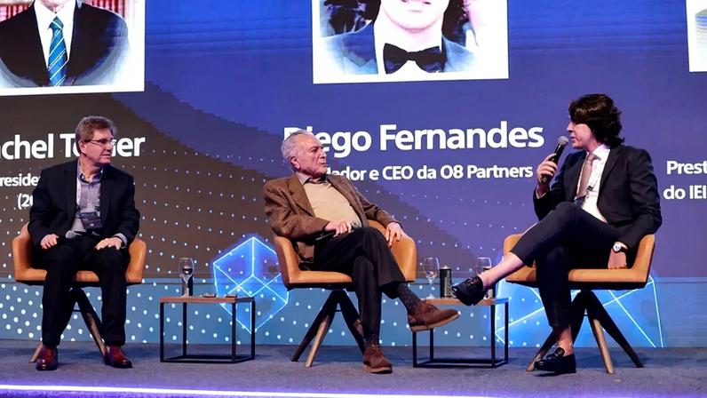 Diego Fernandes, fundador da O8 Partners, ao lado do ex-presidente Michel Temer, e José Filippo, presidente do IBEF-S: palestra sobre a Constituição Federal e o Brasil de hoje abriu o fórum (Nicolas Calligaro/Divulgação)