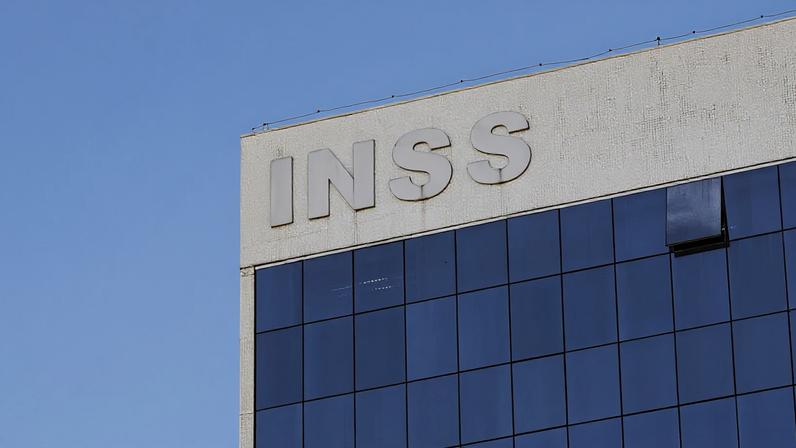Perder de vista o escândalo do INSS é falta de respeito com parte da população que deu muito suor e muita energia para este país e agora merecia, no mínimo, um pingo de respeito e solidariedade, diz o articulista; na imagem, fachada do INSS
