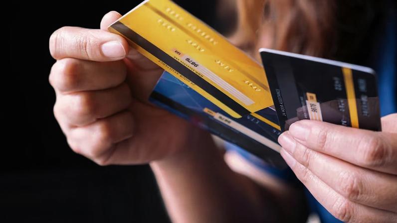Depois de período com maior emissão de cartões de alta renda, bancos começaram a restringir benefícios dos produtos.